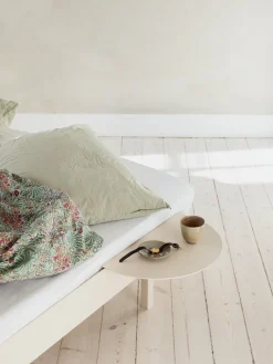 Sommier avec lattes en acier sable avec table de chevet 90cm - Moebe