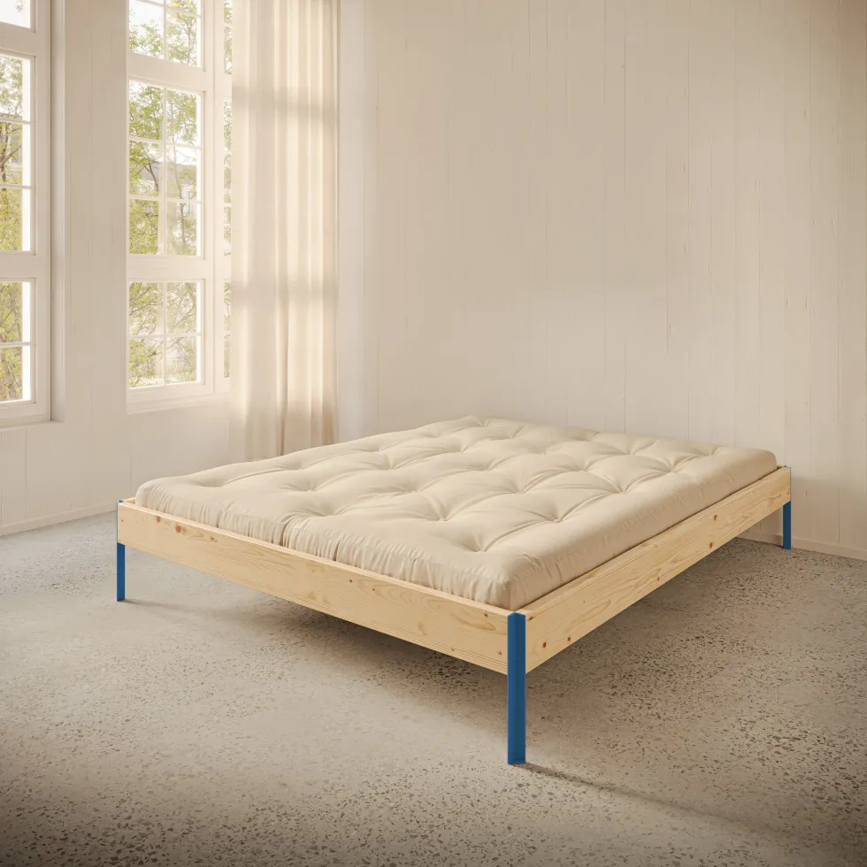 Sommier en acier vivid blue et pin raw 160x200cm Core - Karup Design