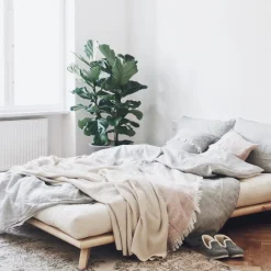 Sommier en bois clair et matelas noir 140x200cm Senza Double latex - Karup Design