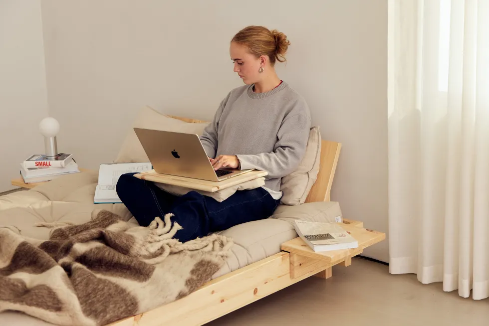 Sommier en bois laqué 180x200cm avec deux dossiers et tables d'appoints Social bed - Karup Design