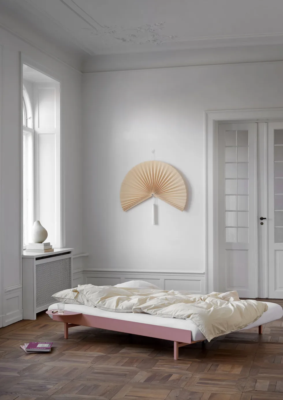 Sommier extensible en acier rose sans lattes 90-180cm et table de chevet - Moebe