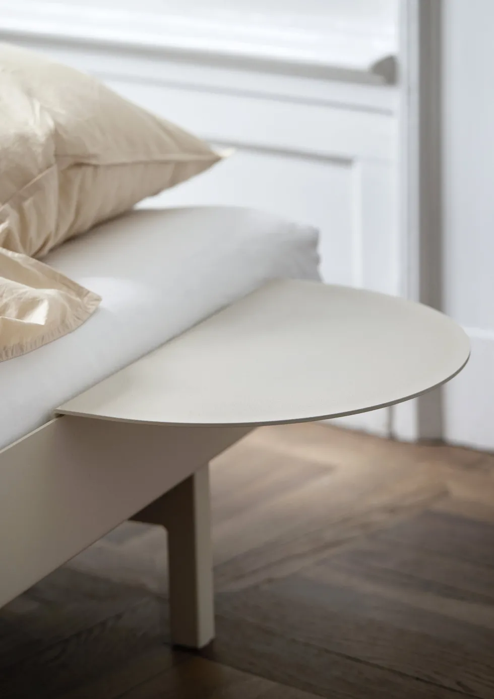 Sommier extensible en acier sable avec lattes 180cm et table de chevet - Moebe