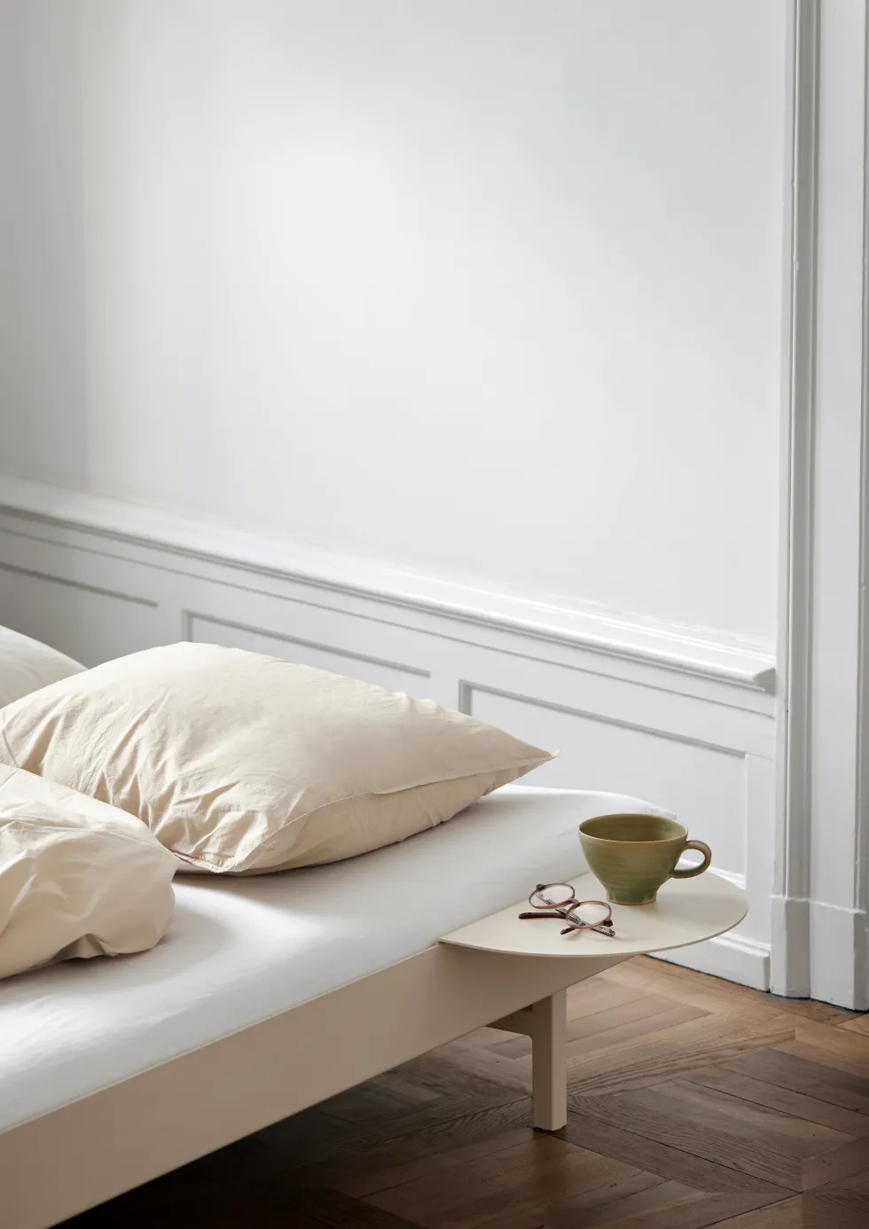 Sommier extensible en acier sable avec lattes 180cm et table de chevet - Moebe