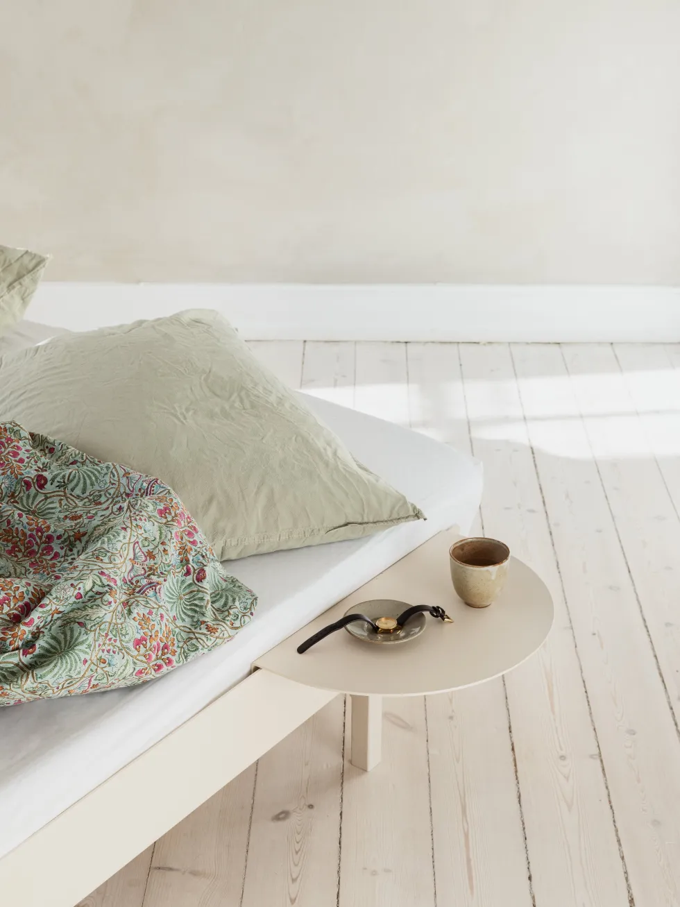 Sommier extensible en acier sable avec lattes 180cm et table de chevet - Moebe