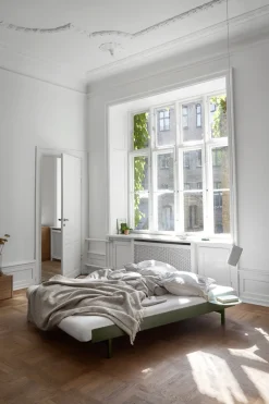Sommier extensible en acier vert sapin avec lattes 160cm et une table de chevet - Moebe