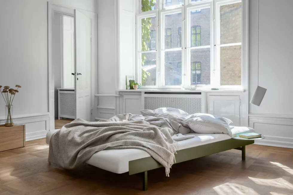Sommier extensible en acier vert sapin sans lattes 90-180cm et tables de chevet - Moebe