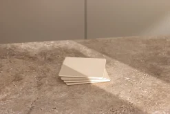 4 sous verres carrés en acier beige cashew 10x2cm Kiva - Metallbude