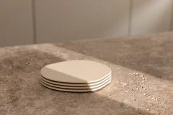 4 sous verres organiques en acier beige cashew 10x2cm Kiva - Metallbude