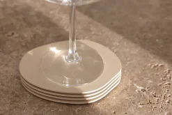 4 sous verres organiques en acier beige cashew 10x2cm Kiva - Metallbude
