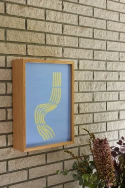 Tableau en chêne et affiche bleue 29,7X42 Hello- Hübsch