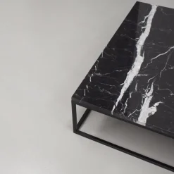 Table basse carrée en acier et marbre nero marquina Dione - Un’common
