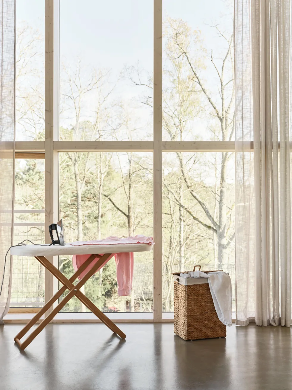Table basse, console, table à repasser en chêne massif 130x38cm Cinderella - Design House Stockholm