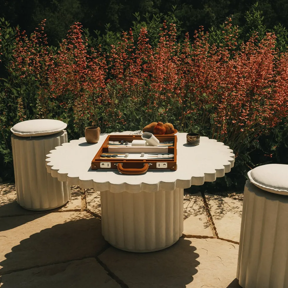Table basse de jardin ronde en béton blanc antique 95cm Daisy - Business & Pleasure
