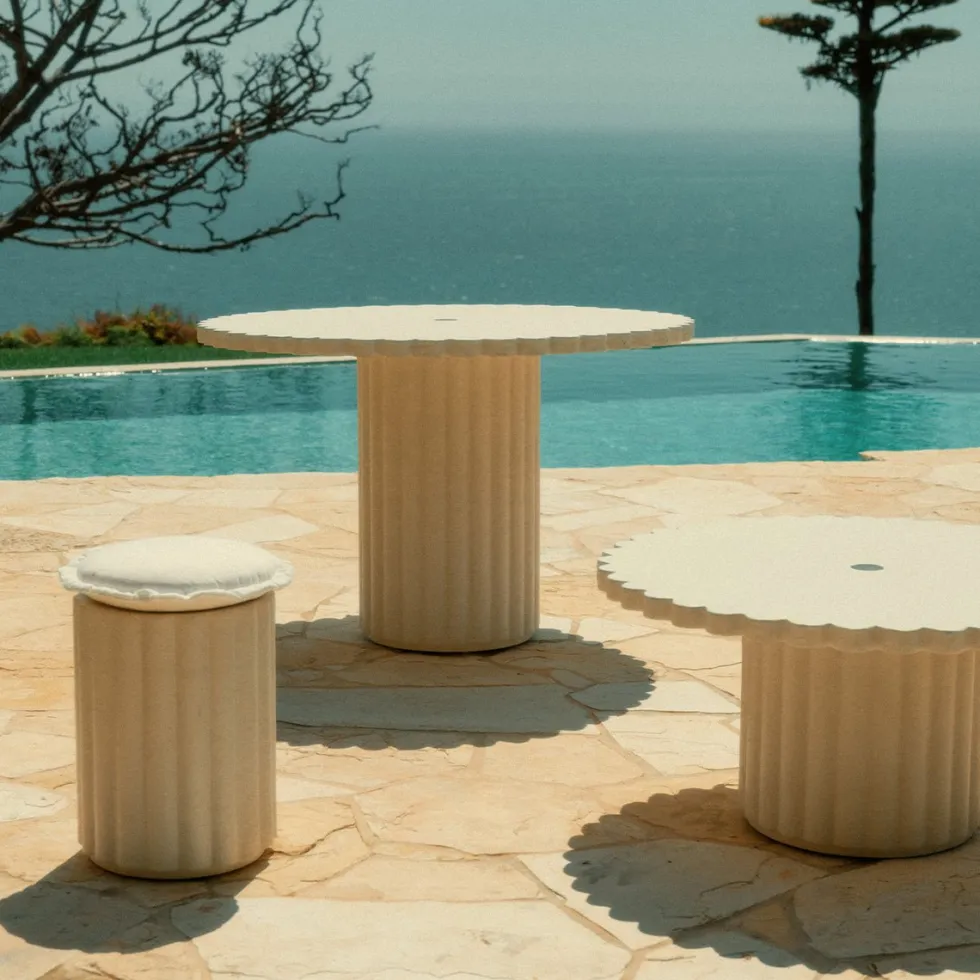 Table basse de jardin ronde en béton blanc antique 95cm Daisy - Business & Pleasure