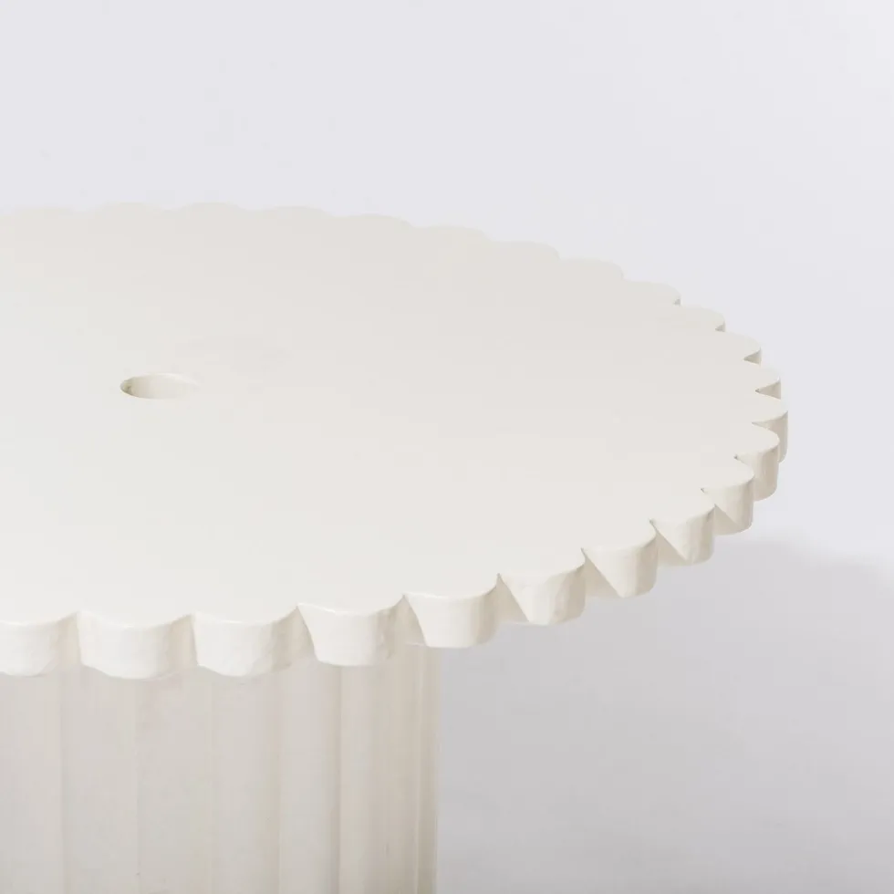 Table basse de jardin ronde en béton blanc antique 95cm Daisy - Business & Pleasure