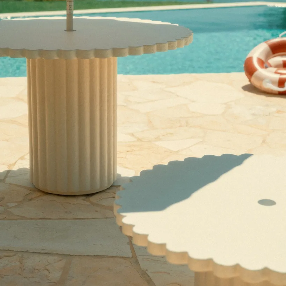 Table basse de jardin ronde en béton blanc antique 95cm Daisy - Business & Pleasure
