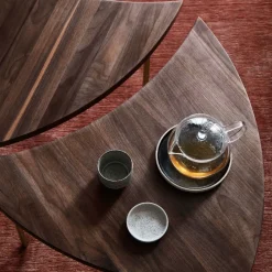 Table basse en chêne huilé et pieds laiton Pinwheel HM7- &tradition