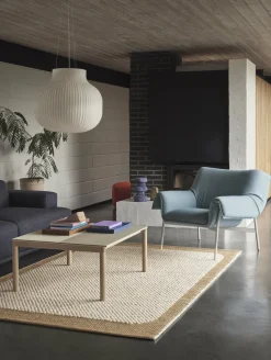 Table basse en grès beige sable lisse et chêne foncé 85 x 40 cm Couple - Muuto
