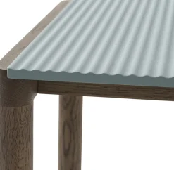 Table basse en grès bleu pâle wavy et chêne foncé 85 x 120 cm Couple - Muuto