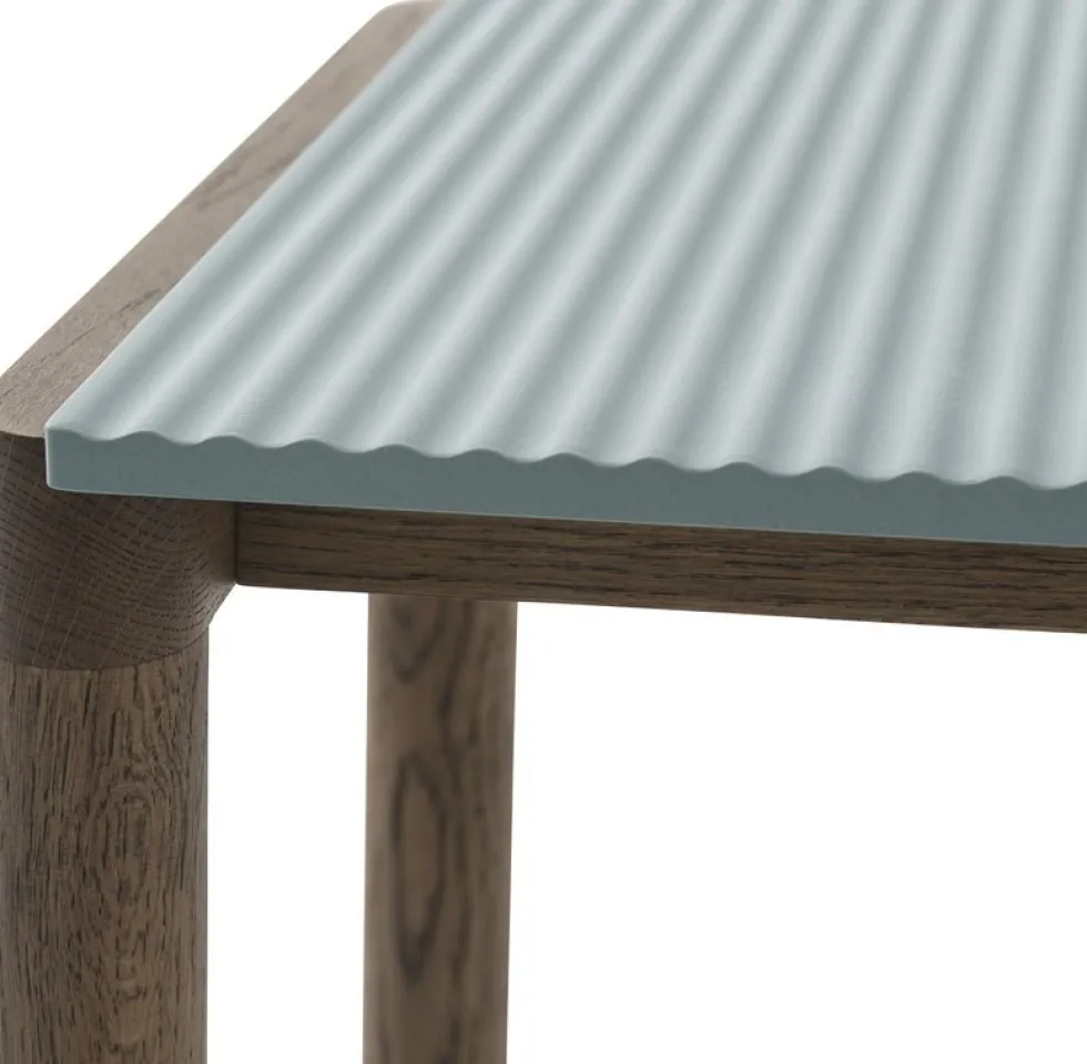 Table basse en grès bleu pâle wavy et chêne naturel 85 x 120 cm Couple - Muuto