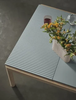 Table basse en grès bleu pâle wavy et chêne naturel 85 x 120 cm Couple - Muuto