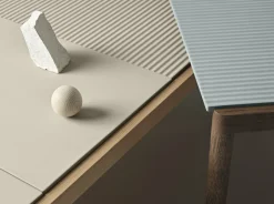 Table basse en grès taupe lisse et chêne foncé 85 x 40 cm Couple - Muuto