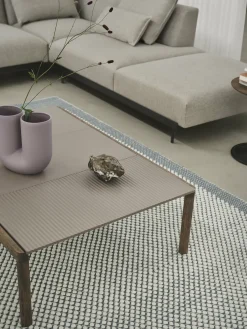 Table basse en grès taupe lisse et chêne naturel 85 x 40 cm Couple - Muuto