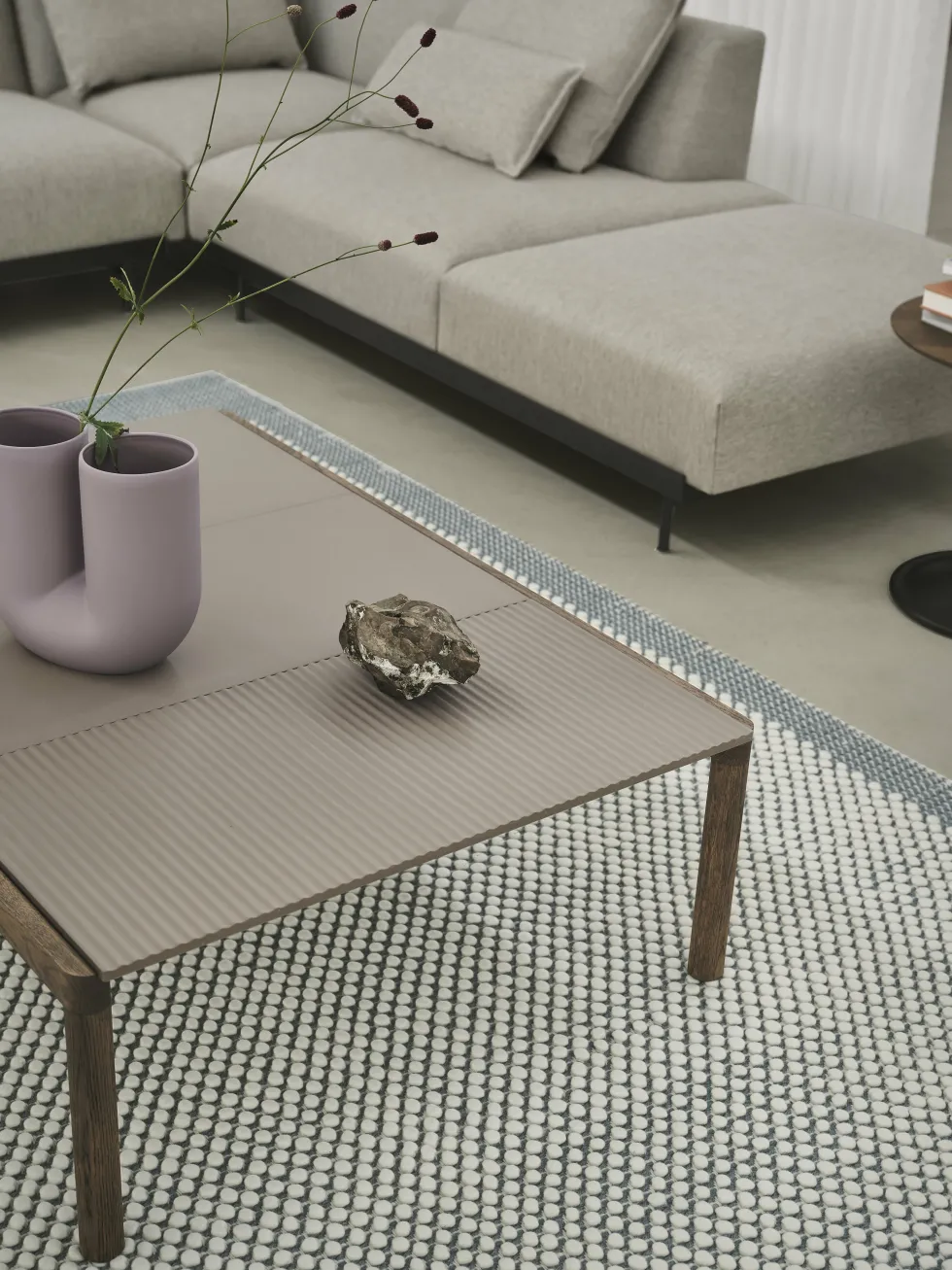 Table basse en grès taupe lisse et chêne naturel 85 x 40 cm Couple - Muuto