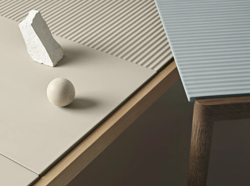 Table basse en grès taupe lisse et chêne naturel 85 x 40 cm Couple - Muuto