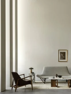 Table basse en marbre blanc et piétement en chêne teinté foncé 120 x 45 cm Androgyne lounge - Audo