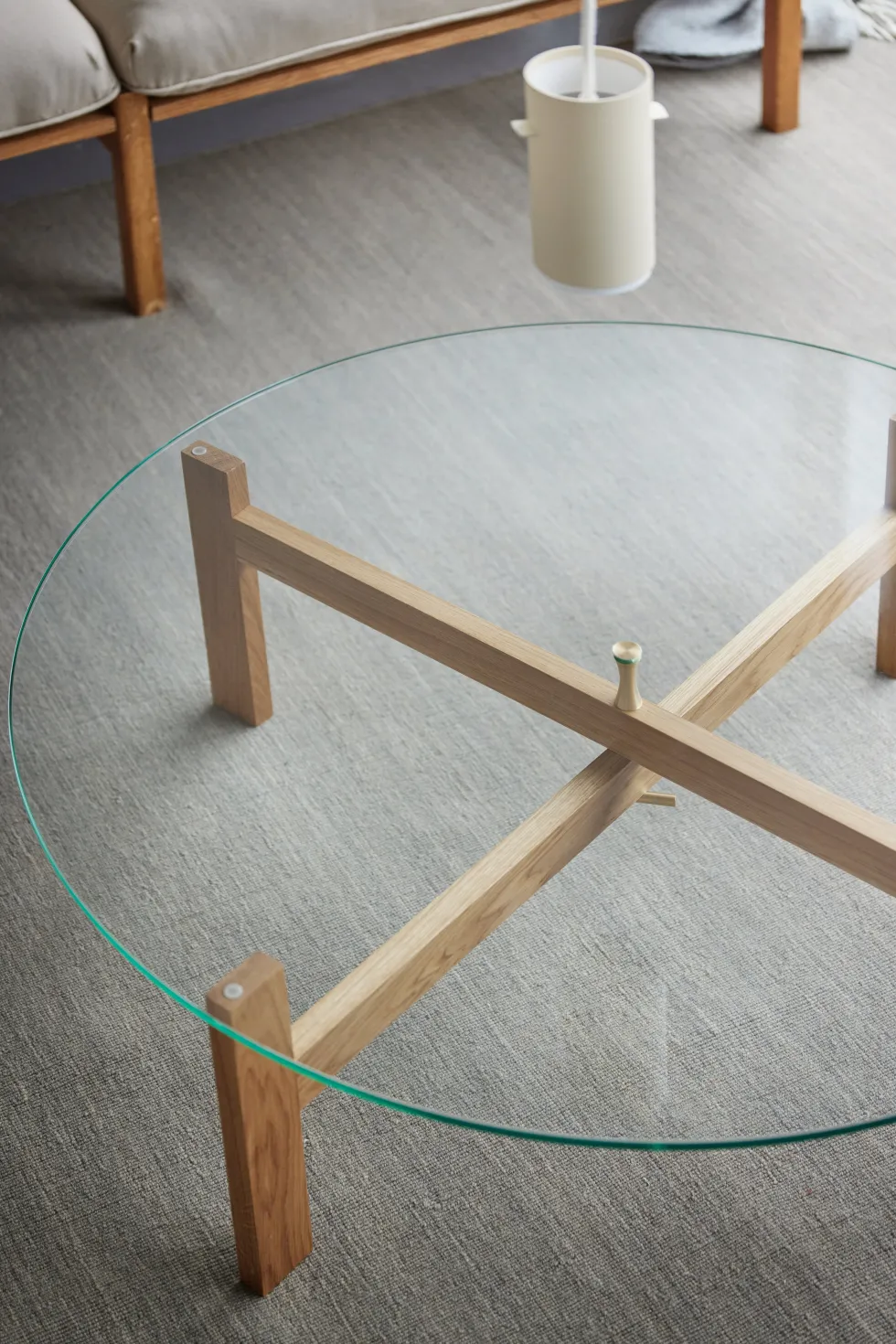Table basse ronde en bois de chêne et verre 88cm - Moebe