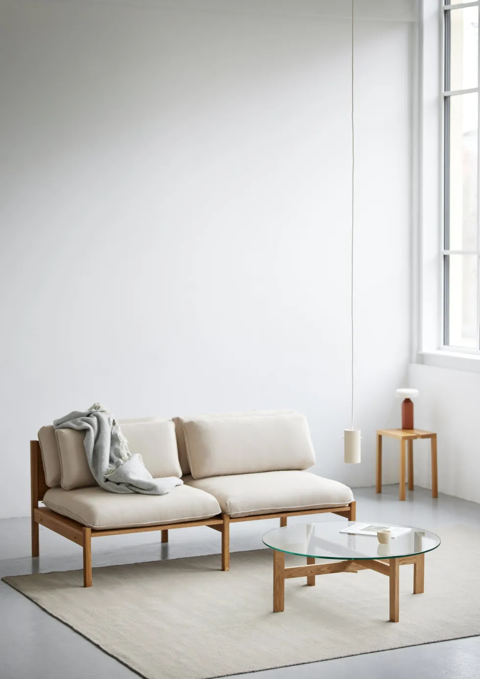 Table basse ronde en bois de chêne et verre 88cm - Moebe