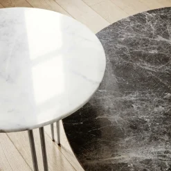 Table basse ronde en marbre blanc et base en laiton noire 70 cm IOI - Gubi