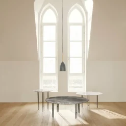 Table basse ronde en marbre blanc et base en laiton noire 70 cm IOI - Gubi