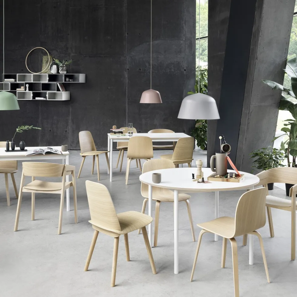 Table blanche bords en bois 160 cm Base - Muuto