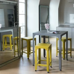 Table carrée en acier mat kaki 79 cm Hegoa - Matière Grise