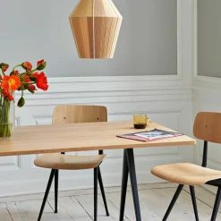 Table 140 cm en chêne massif laqué transparent et acier noir Pyramid 01 - HAY