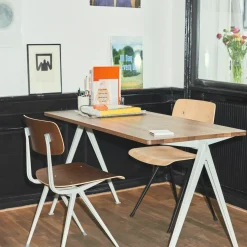 Table 140 cm en chêne massif laqué transparent et acier noir Pyramid 01 - HAY
