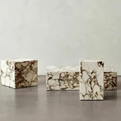 Table d'appoint cube en marbre beige et marron Plinth Cubic - Audo