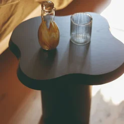 Table d'appoint en frêne lassuré noir 50x45cm Mahaut - Gabrielle paris