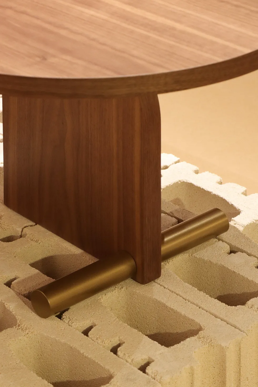 Table d'appoint en noyer et détail doré 42cm Nova 2 - Nomon
