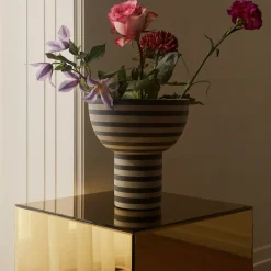 Table d'appoint en verre rose Speculum - AYTM