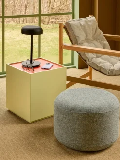 Table d'appoint et de rangement en frêne vert et rouge Vault - Hübsch