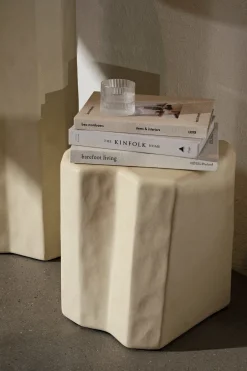 Table d'appoint ivoire en béton et fibre de verre Staffa - Ferm Living