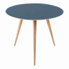 Table d'appoint ronde en chêne blanc et plateau en linoléum bleu 55 cm Arp - Gazzda