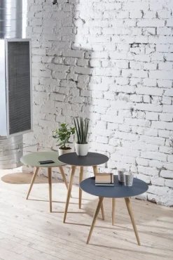 Table d'appoint ronde en chêne blanc et plateau en linoléum bleu 55 cm Arp - Gazzda