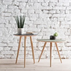 Table d'appoint ronde en chêne blanc et plateau en linoléum noir 45 cm Arp - Gazzda