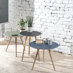 Table d'appoint ronde en chêne et plateau en linoléum bleu 45 cm Arp - Gazzda