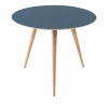 Table d'appoint ronde en chêne et plateau en linoléum bleu 55 cm Arp - Gazzda