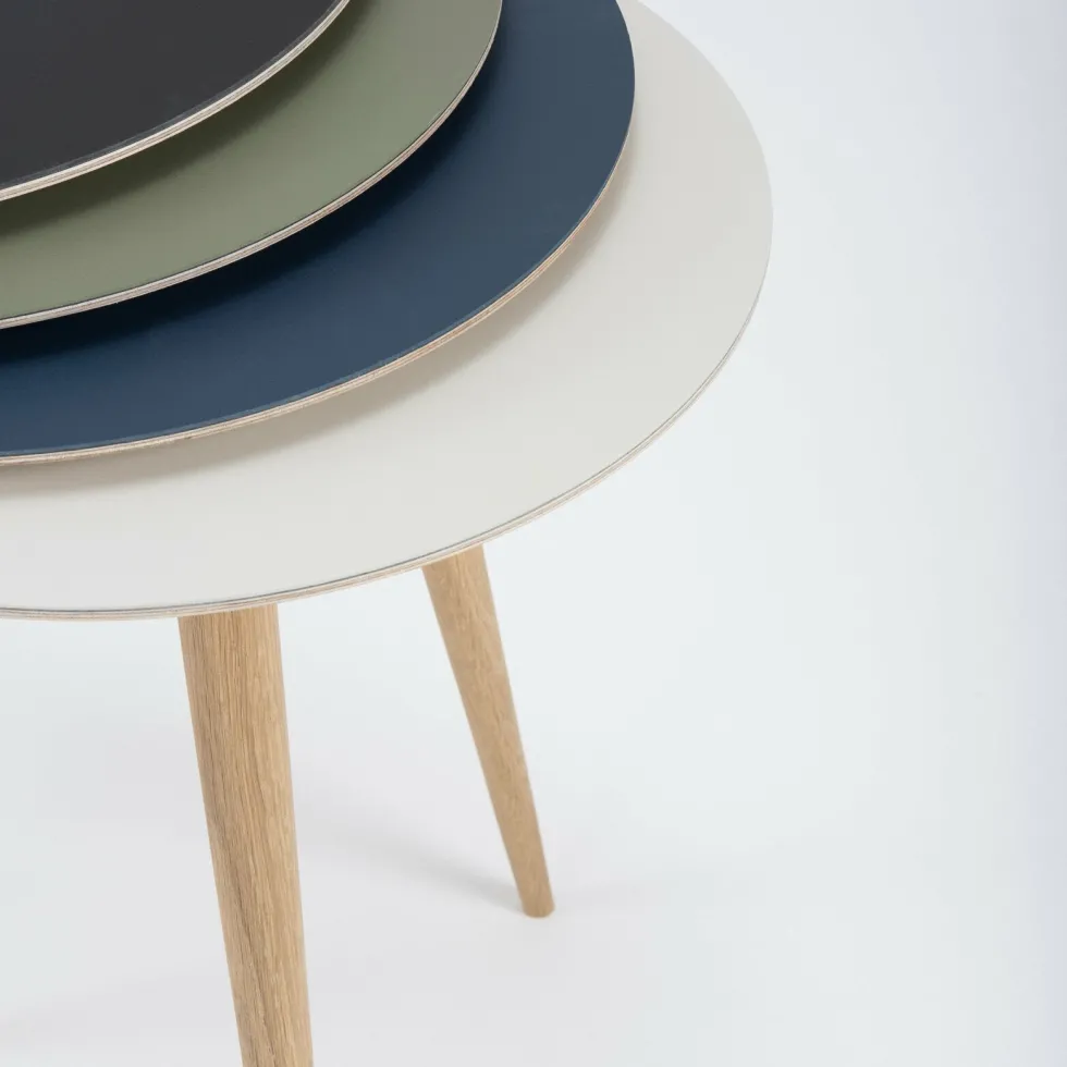 Table d'appoint ronde en chêne et plateau en linoléum gris 45 cm Arp - Gazzda